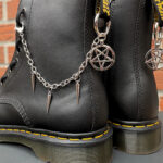 3d0114c6-4fb6-4ff8-a544-38117232d524 chaînes de bottes pentacle