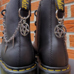 59158977-ce32-4a8a-9550-0e4707cff45f chaînes de bottes pentacle