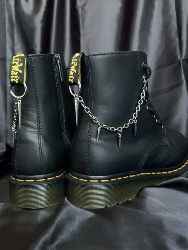 Larmes d’Acier - Chaînes de bottes