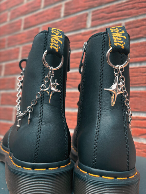 Chaîne de bottes “Étoiles du Néant”
