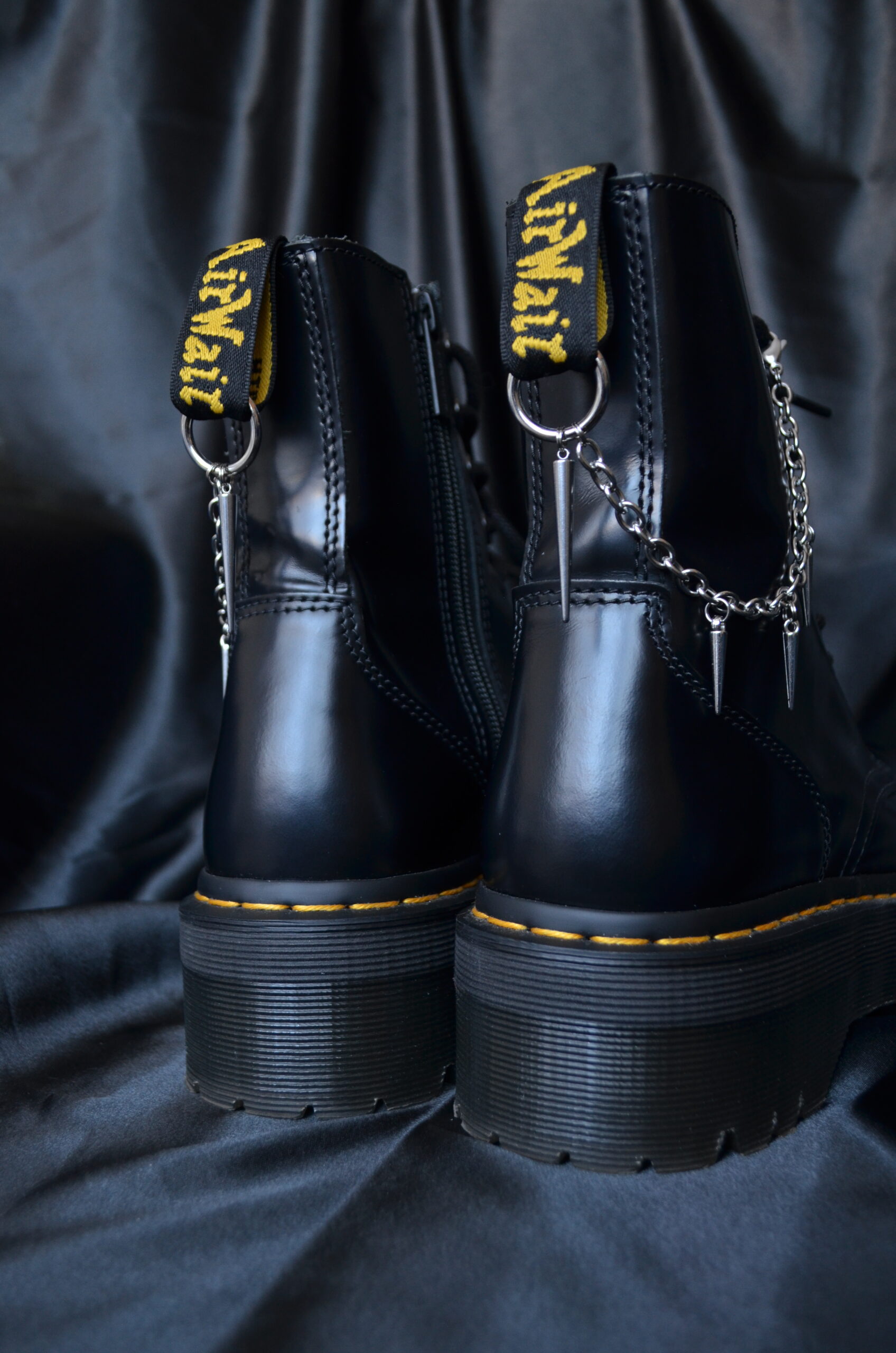 Larmes d’Acier - Chaînes de bottes