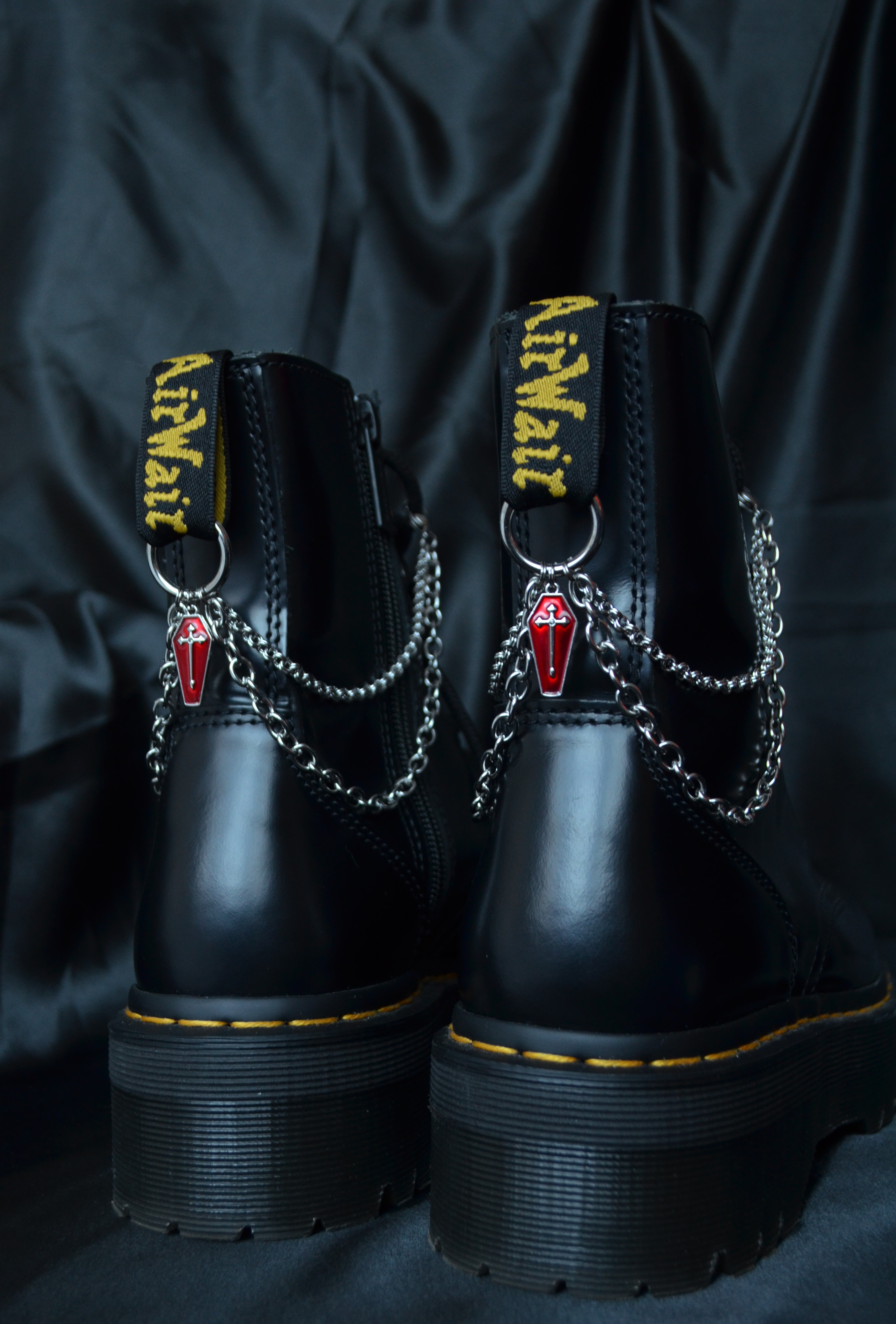Rite sanglant chaines de bottes