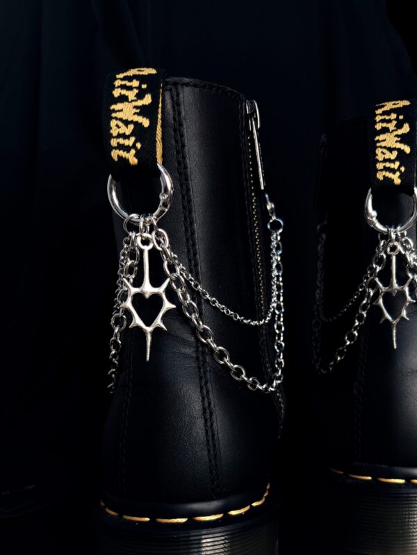 Chaîne de bottes “Barbelé Divin”