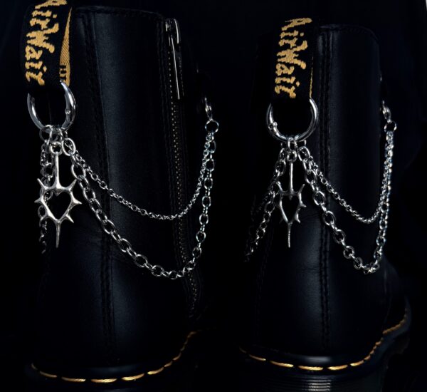 Chaîne de bottes “Barbelé Divin”