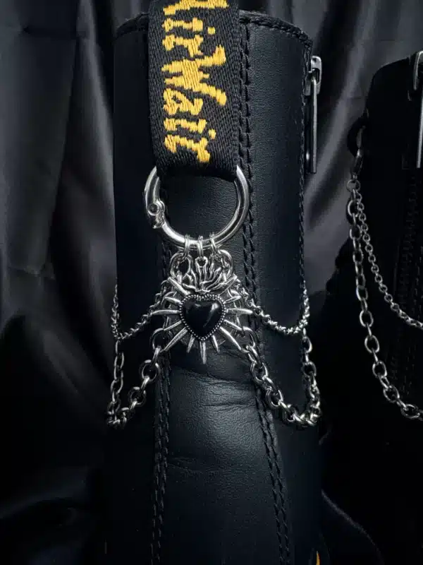 Cœur Ardent – Chaînes de bottes