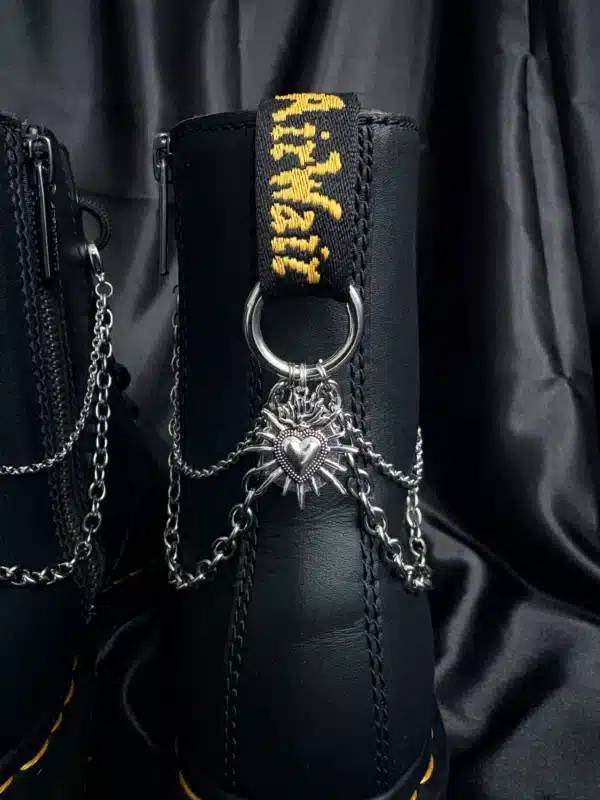 Cœur Ardent – Chaînes de bottes