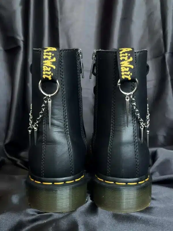 Larmes d’Acier - Chaînes de bottes