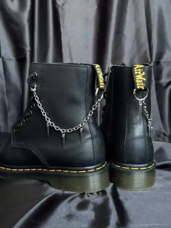 Larmes d’Acier - Chaînes de bottes