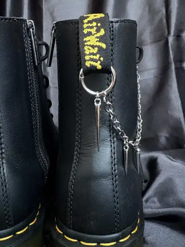 Larmes d’Acier - Chaînes de bottes