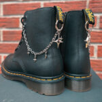 f6fe36f2-eac3-4e7c-b98f-d0fecadab0e3 Étoiles du Néant - Chaînes de bottes