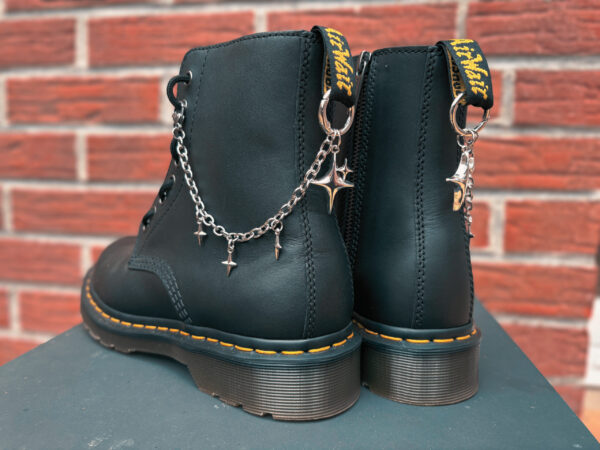 Chaîne de bottes “Étoiles du Néant”