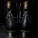 6701054c-a366-4ee0-ad3a-d05d0fb883cf Serment d’Acier – Chaînes de bottes