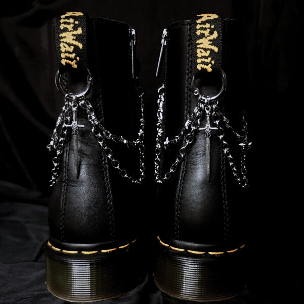 6701054c-a366-4ee0-ad3a-d05d0fb883cf Serment d’Acier – Chaînes de bottes