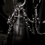 Design sans titre (18) Serment d’Acier – Chaînes de bottes