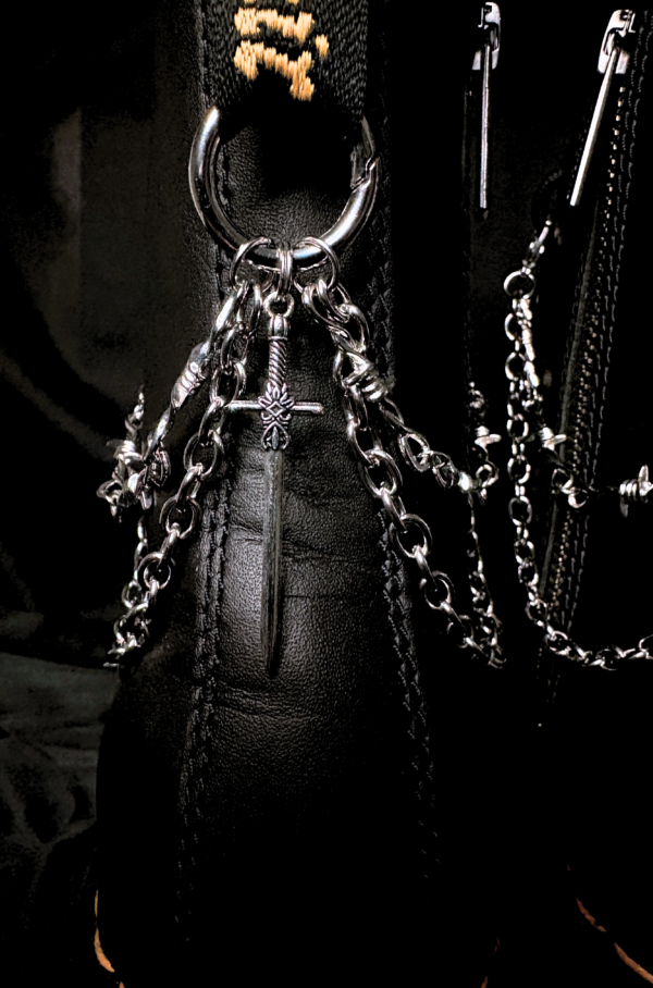 Design sans titre (18) Serment d’Acier – Chaînes de bottes