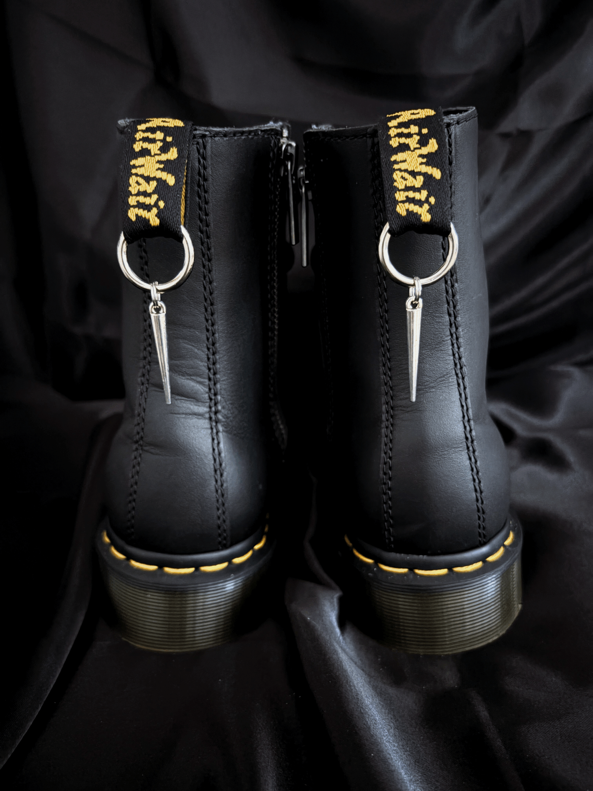 Design sans titre (39) Charm de Bottes “Pique d’Acier”