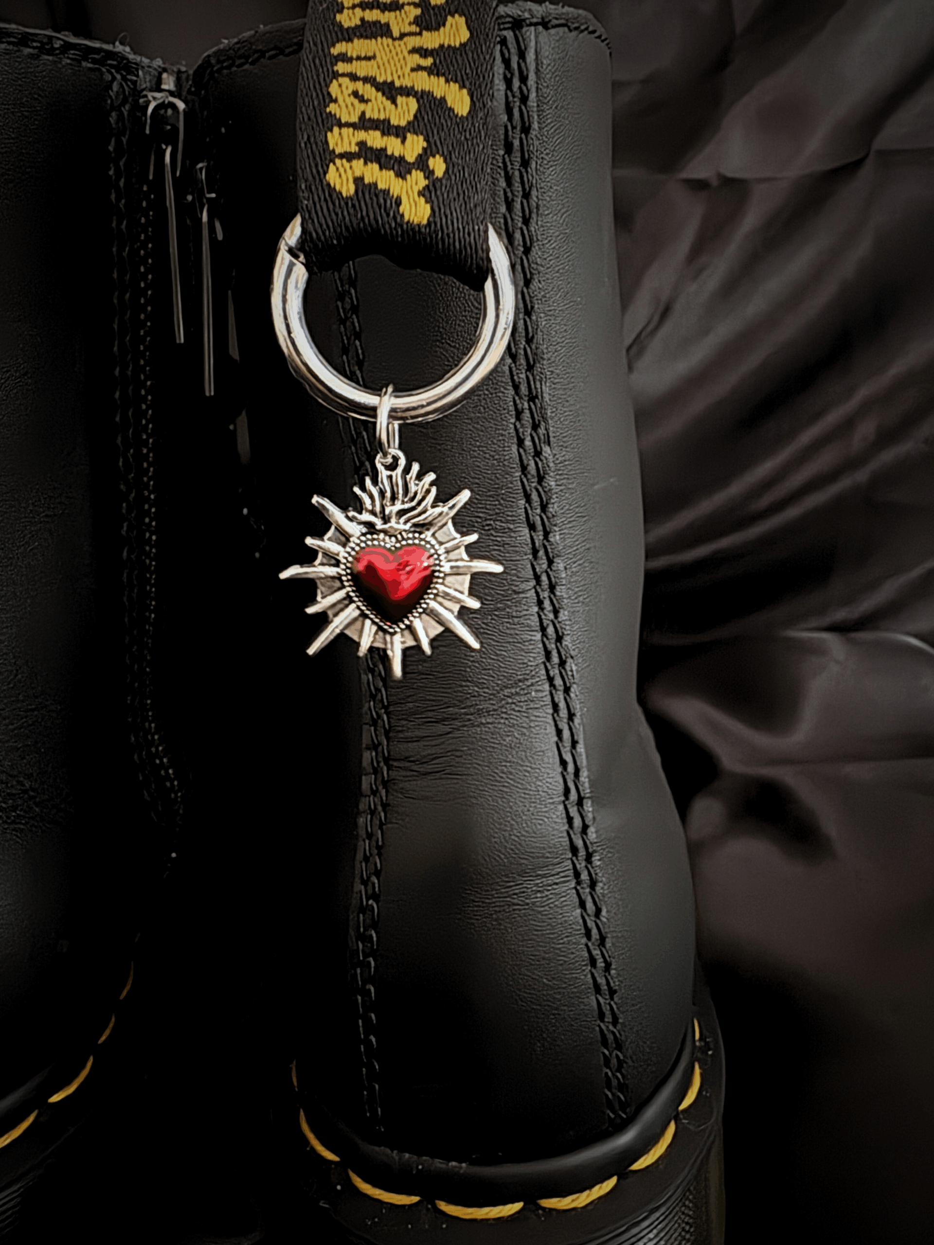 charm “Cœur de Flamme Écarlate”