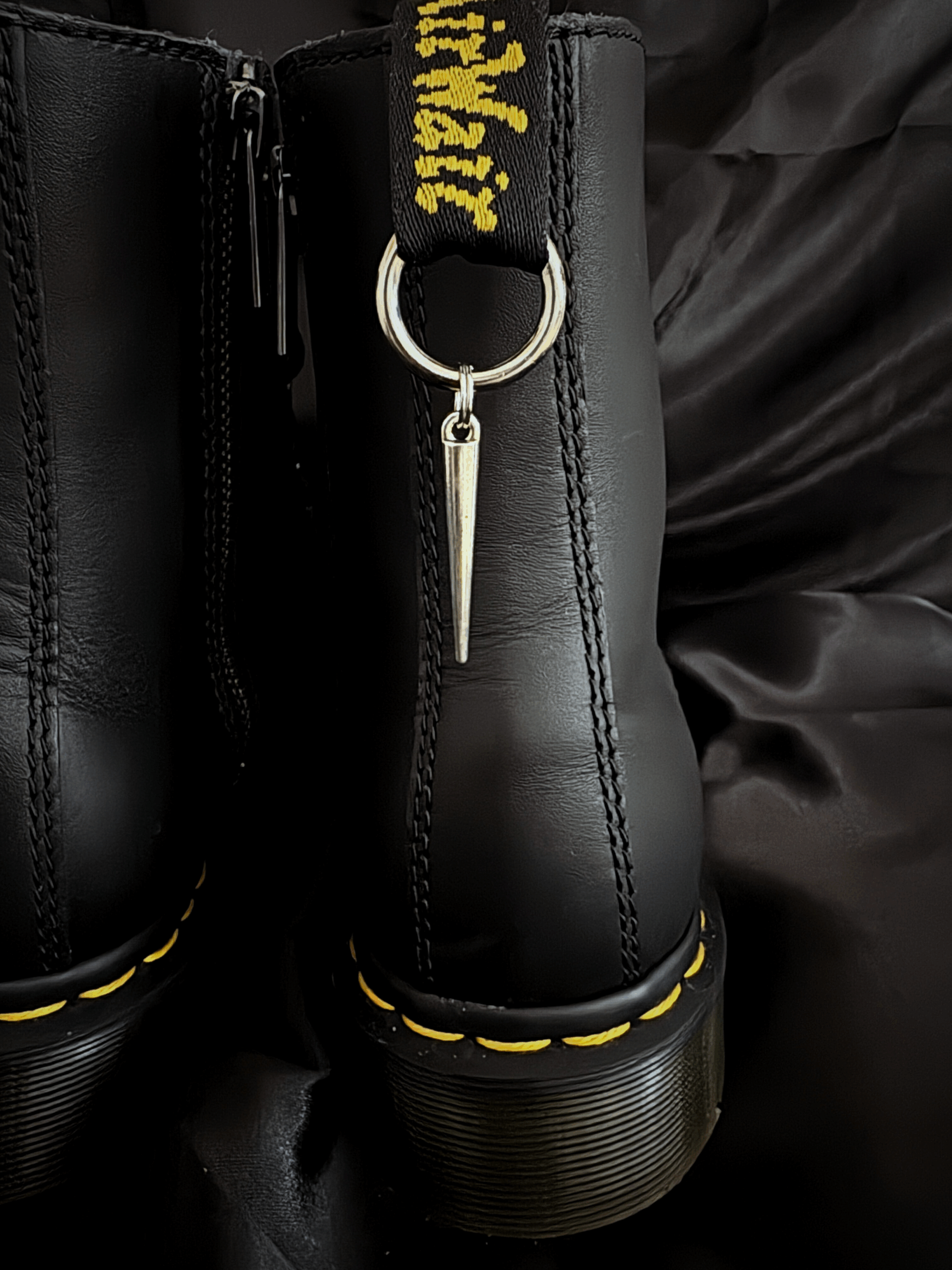 Design sans titre (40) Charm de Bottes “Pique d’Acier”