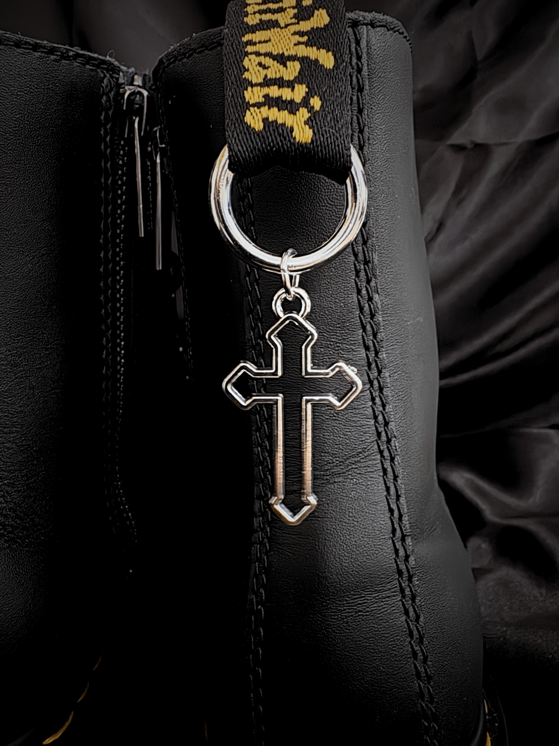 Design sans titre (46) Charm de Bottes Croix d’Argent