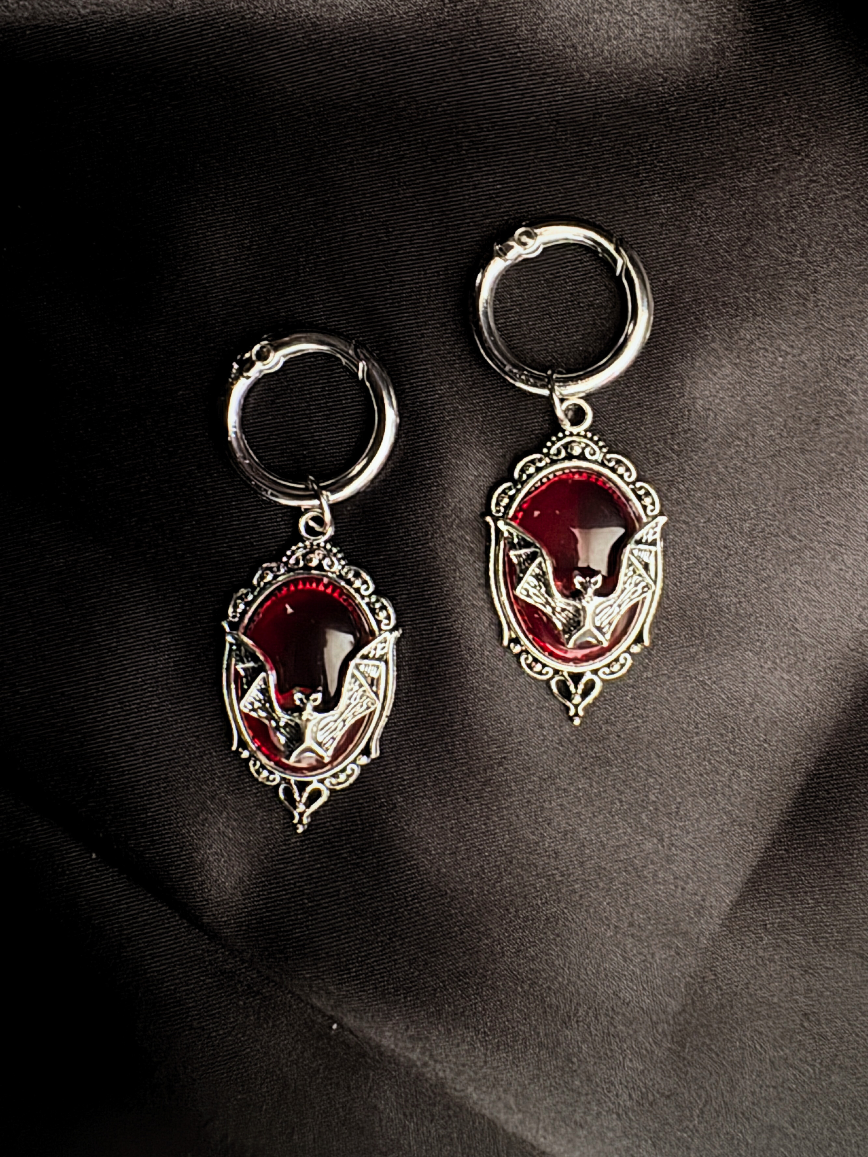 Charm chauve-souris rouge