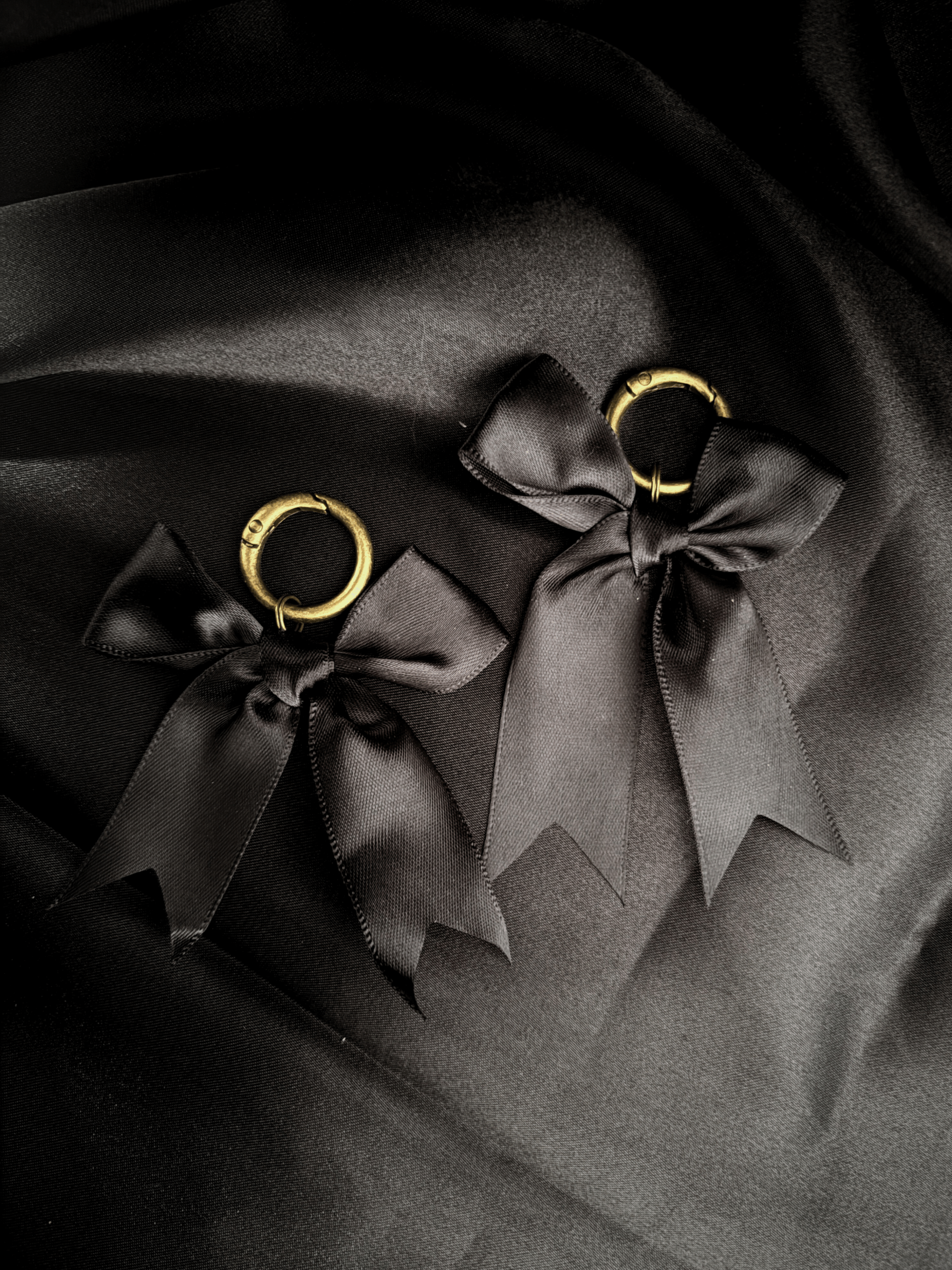 Charm Nœud Noir Élégant