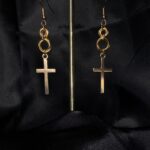 boucles d’oreilles croix dorées