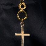 boucles d’oreilles croix dorées