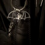 Chaine de botte ailes nocturnes gros plan charm