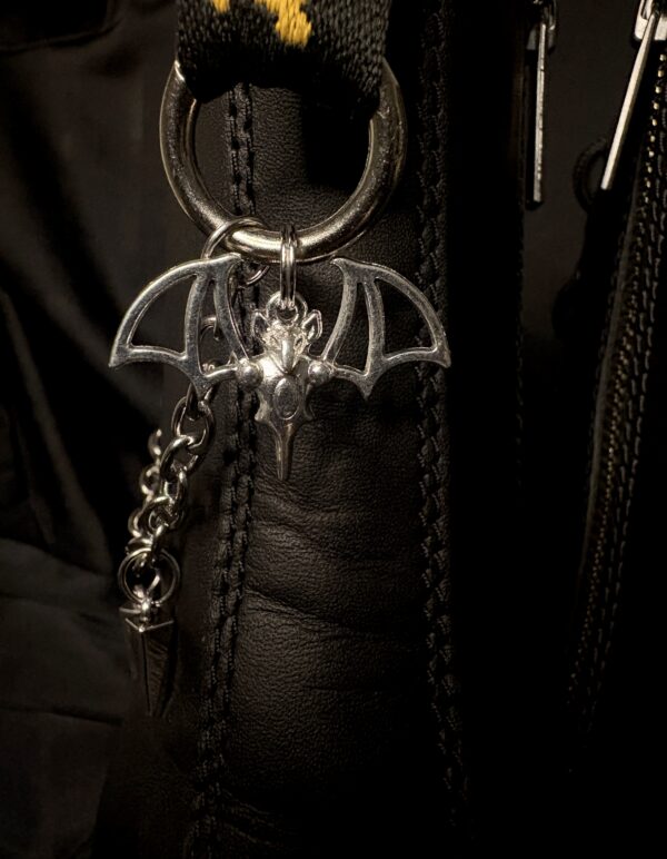 Chaine de botte ailes nocturnes gros plan charm