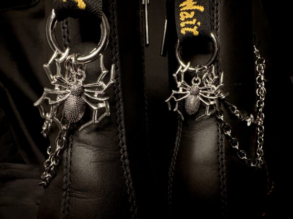 IMG_E2332 Chaîne de bottes Araignées d’Argent & Chaînes Barbelées