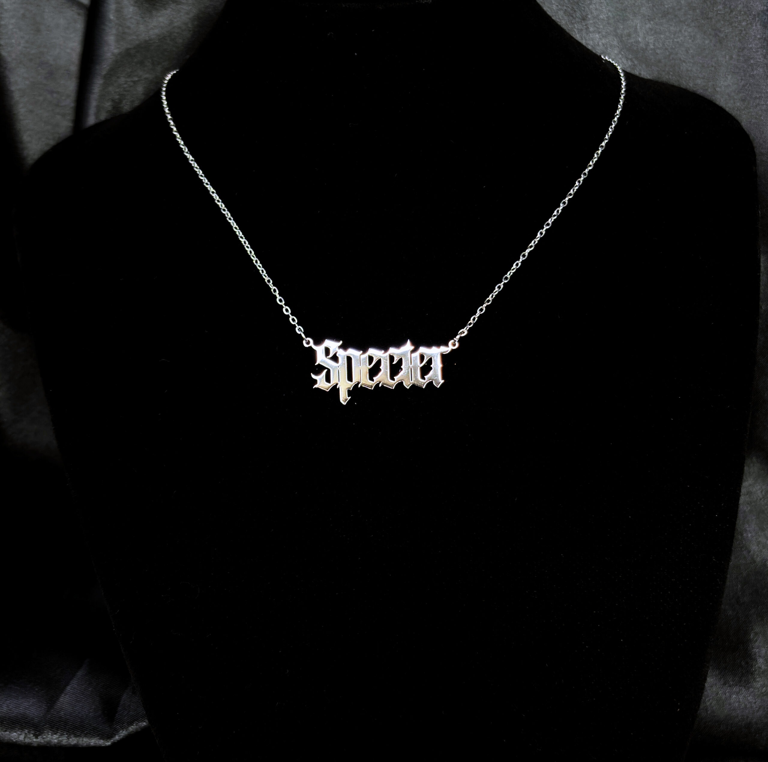 de608294-329d-47b1-87dc-44f191942dce Specter collier