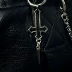 acf86b9e-df49-4251-9313-075f2a869eef porte clé heretic spade cross