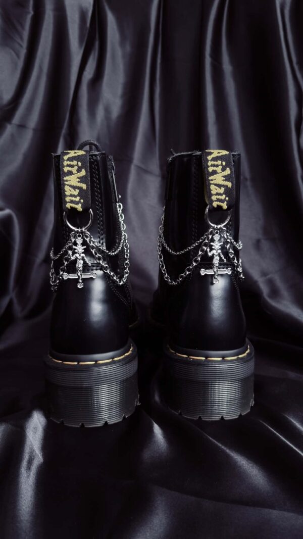 21fda9ec-74c3-4880-b8d9-e0904dd5a9b5 Chaîne de Bottes "Infernal Cathedral"