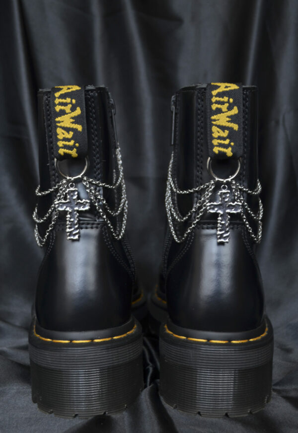 sanctum noctis - chaines de bottes