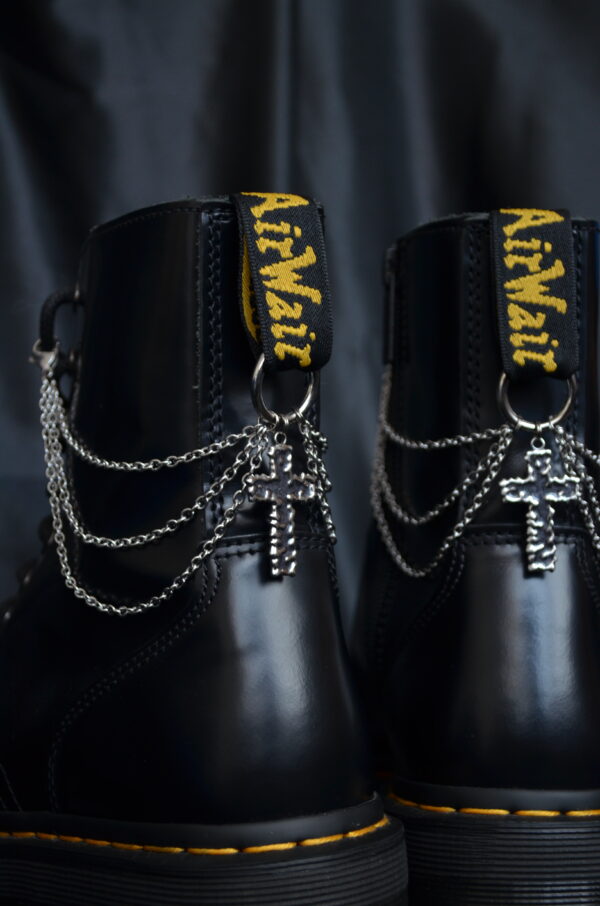sanctum noctis - chaines de bottes